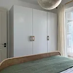 Chester Apartment *