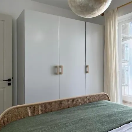 Chester Apartment *